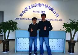 Un cliente coreano nos visita para comprar luces LED de gran altura